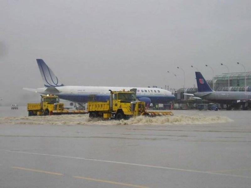 Chennai Airport shut after runway flooded in 2015. Photo credit: Sameer Yadav