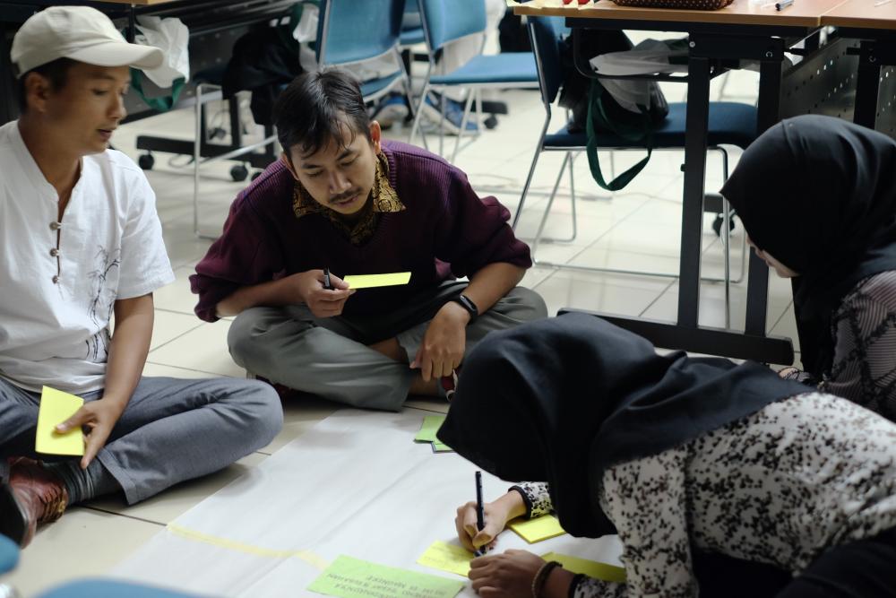 The workshop was optimizing group activities to develop basic component of proposal, one of them is the logical framework. (Picture credit: Nyoman Prayoga, ACCCRN)