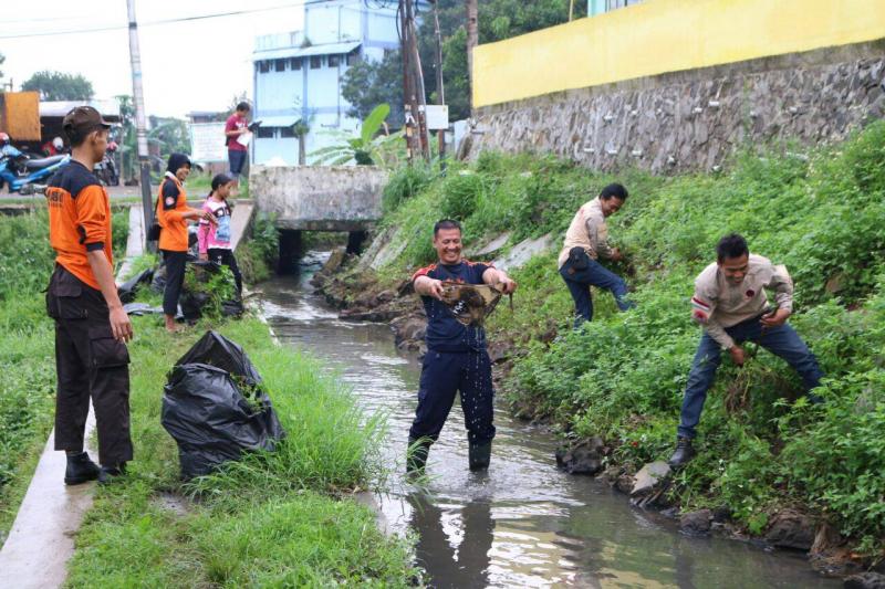 Communities in upstream area were cleaning the river to reduce flood risk in downstream area. Photo by: Rais/TRANSFORM