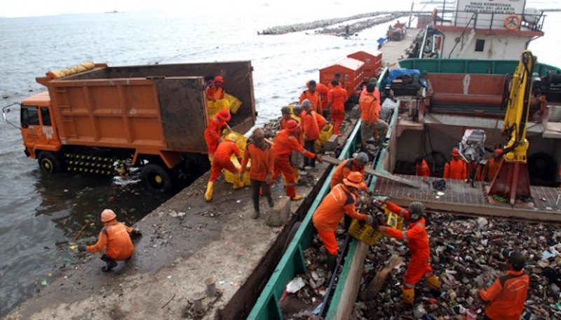 Orange troops cleans the sewer from bundles of trash and large volumes of sediment that was clogging the bottom of the sewer. Photo credit: metro news
