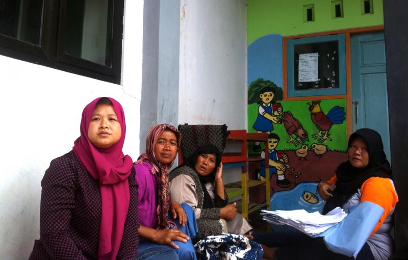 Uminatus Sholikah, brought administrative files of the female fishers who demand acknowledgement for their status. Photo by: Nuswantoro/Mongabay Indonesia